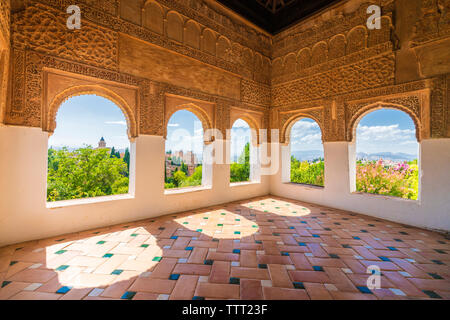 Die Gärten von Generalife vom Innenraum der Palast mit arabische Torbögen gesehen und dekoriert, Fliesenboden, La Alhambra, Granada, Andalusien, Spanien Stockfoto