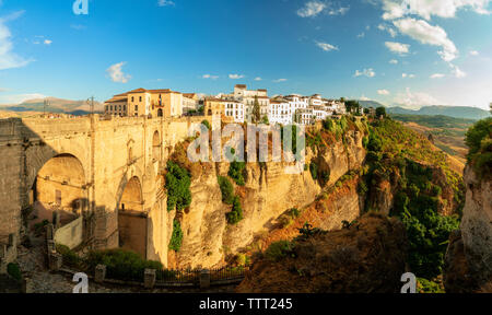 Panorama der alten Zitadelle auf El Tajo Schlucht von Puente Nuevo (Neue Brücke), Ronda, Provinz Malaga, Andalusien, Spanien gekreuzt Stockfoto