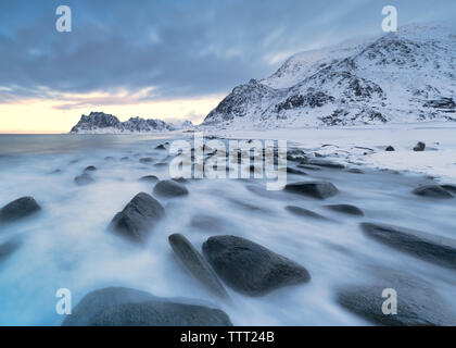 Panoramablick von Uttakleiv Strand mit Schnee, Vestvagoy, Nordland, Lofoten, Norwegen abgedeckt Stockfoto