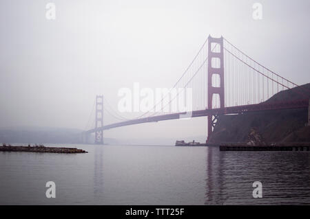 Low Angle Blick auf die Golden Gate Bridge im Nebel Stockfoto
