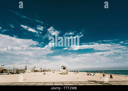 Die Leute am Strand gegen Himmel im Sommer Stockfoto