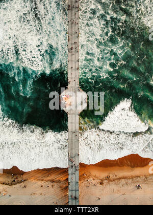 Ansicht von oben von Menschen am Pier in Huntington Beach Stockfoto