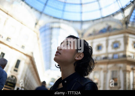 In der Nähe von Frau weg schauen beim Stehen in der Galleria Vittorio Emanuele II. Stockfoto
