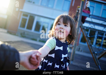 Tochter, Mutter die Hand auf Fußweg Stockfoto