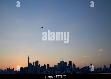 Low Angle View von Silhouette Silhouette gegen den Himmel bei Sonnenuntergang Stockfoto