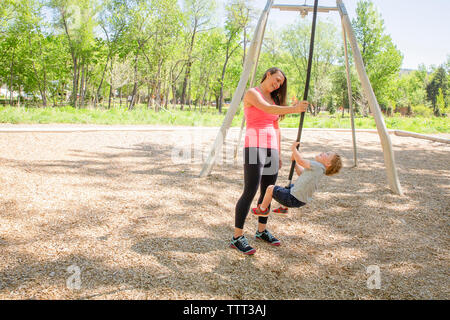 Glückliche Mutter und Sohn spielen am Spielplatz Stockfoto