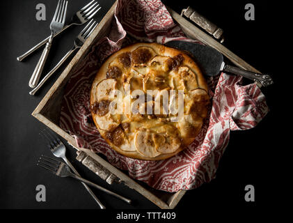 Overhead von karamellisierten Apfel Pizza in Fach Stockfoto