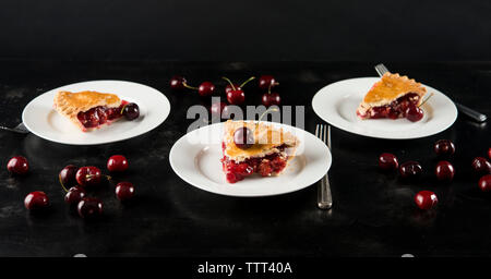 Hohe Betrachtungswinkel von Cherry Pie serviert in der Platte auf dem Tisch Stockfoto