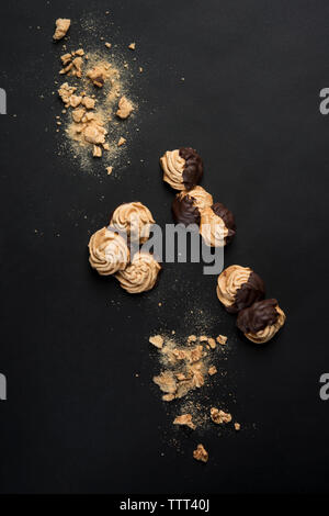 Ansicht von oben der Schokolade Baisers cookies Stockfoto