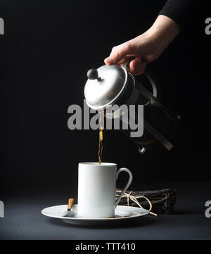 7/8 Bild der Frau Kaffee auf schwarzem Hintergrund Stockfoto