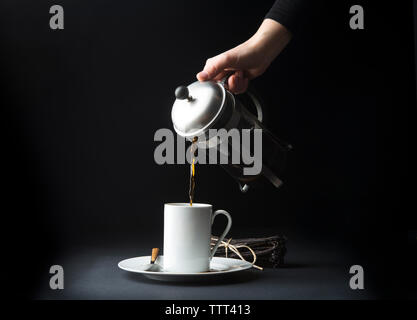 7/8 Bild der Frau Kaffee auf schwarzem Hintergrund Stockfoto