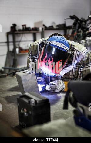 Mechaniker Schweißen von Metall in der Werkstatt Stockfoto
