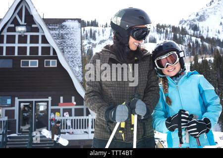 Portrait von stehendes Mädchen mit Mutter am Ski Resort Stockfoto