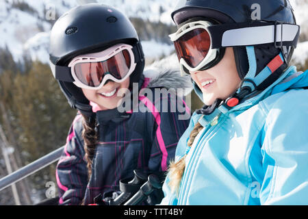 Schwestern genießen Skilift fahren Stockfoto