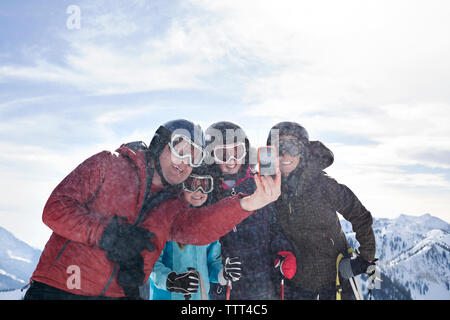 Familie selfie mit Smart Phone beim Stehen auf Ski Mountain Stockfoto