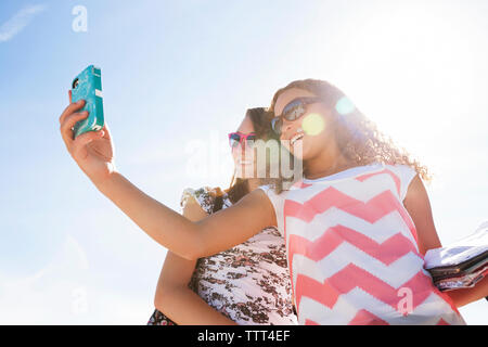 Low Angle View Jugendmädchen unter selfie gegen Sky Stockfoto