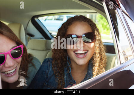 Portrait von jugendlichen Mädchen mit Freund im Auto. Stockfoto