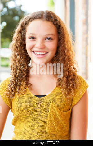 Portrait von Happy teenage Mädchen stehen im Freien Stockfoto