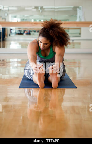 Die ganze Länge der Größe Frau trainieren im Fitnessraum plus Stockfoto