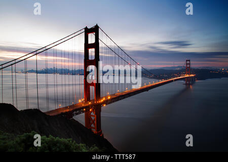 Golden Gate Bridge über die Bucht von San Francisco in der Dämmerung Stockfoto