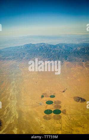 Luftbild des Mittelgelenks Bewässerung in der Wüste gegen den blauen Himmel Stockfoto