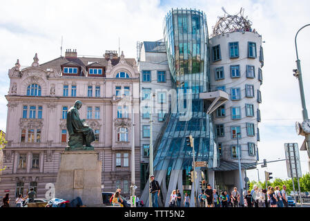 Die Nationale Nederlanden Gebäude, bekannt als die "Tanzenden Haus" oder manchmal "Fred und Ginger", ist eine der bedeutendsten Sehenswürdigkeiten in Prag Stockfoto