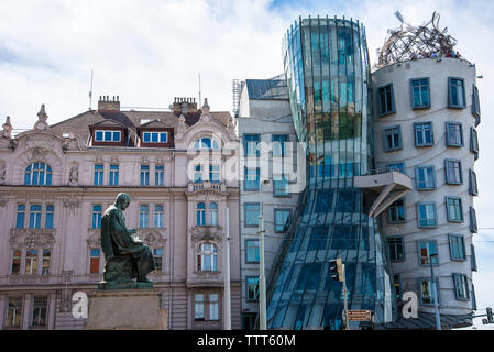 Die Nationale Nederlanden Gebäude, bekannt als die "Tanzenden Haus" oder manchmal "Fred und Ginger", ist eine der bedeutendsten Sehenswürdigkeiten in Prag Stockfoto