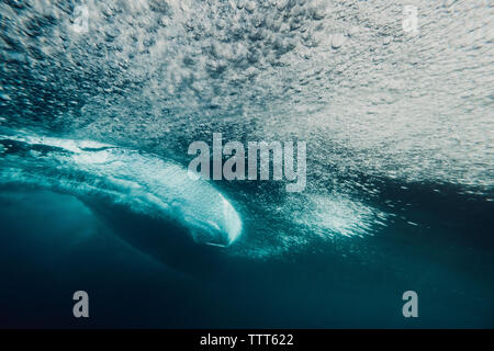 Unterwasser Blick auf ein Surfer auf einer Welle Stockfoto