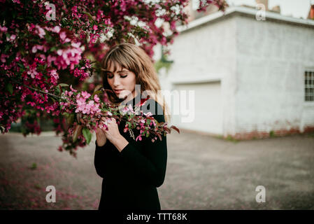 Frau mit Niederlassung im Park Stockfoto