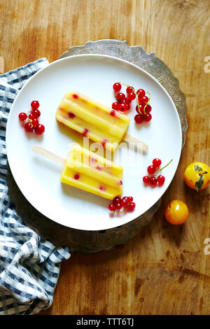 Ansicht von oben von Aromatisierten Eis mit roten Johannisbeeren und Mirabellen auf Tisch Stockfoto