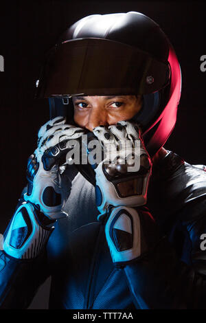 Portrait von biker tragen Helm gegen den klaren Himmel Stockfoto