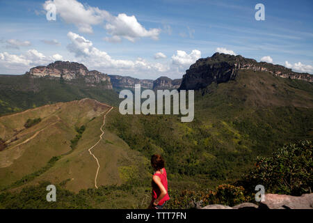 Hohe Betrachtungswinkel und der Frau, die gegen die Berge bei Chapada Diamantina Nationalpark Stockfoto