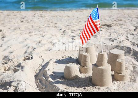 Sand Castle mit amerikanischer Flagge am Strand Stockfoto