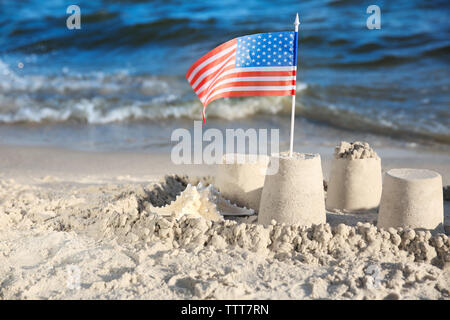 Sand Castle mit amerikanischer Flagge am Strand Stockfoto