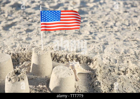 Sand Castle mit amerikanischer Flagge am Strand Stockfoto