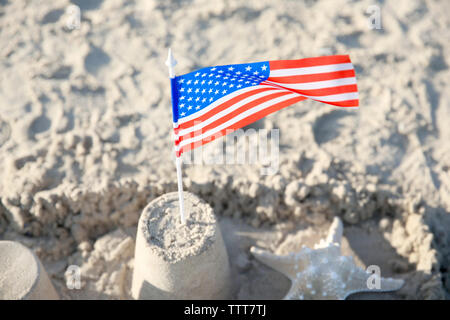 Sand Castle mit amerikanischer Flagge am Strand Stockfoto