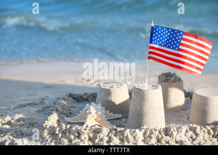 Sand Castle mit amerikanischer Flagge am Strand Stockfoto