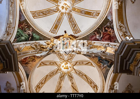 Valencia, Spanien - Mai 03, 2019: Fresken aus dem 17. Jahrhundert und Altar in der Kirche des Hl. Nikolaus und der hl. Petrus von Verona in Valencia, Spanien Stockfoto