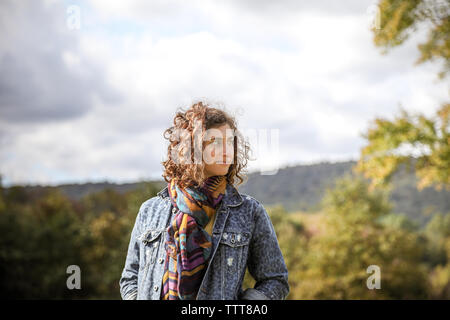 Portrait von single Frau mit Schal aus, die in der Entfernung Stockfoto