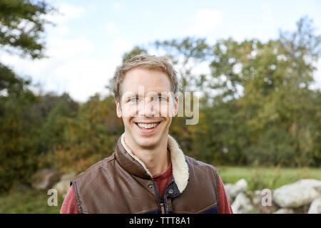 Porträt der Mann allein stehend lächelnd Stockfoto