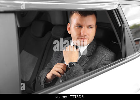 Unternehmer einstellen Riegel im Auto. Stockfoto