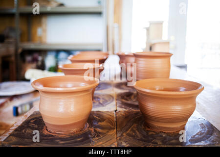 Lehm Töpfe am Tisch in der Werkstatt Stockfoto