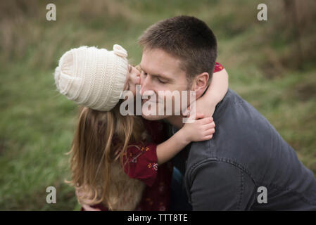 Die ganze Länge der Junge am Fahrzeug Anhänger von Heuballen auf der Farm Stockfoto