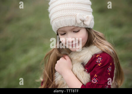 Die ganze Länge eines Mädchens, das an sonnigen Tagen auf der Farm den weihnachtsbaum wählt Stockfoto