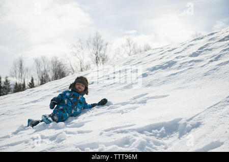 Junge Kinder spielen im Schnee. Stockfoto