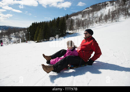 Rodeln in die schneebedeckten Berge im Winter Wonderland Stockfoto