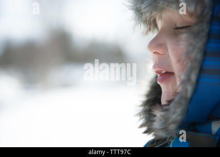 Junge frische Luft im Winter Wonderland Stockfoto