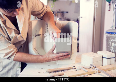 Frau Kasten von Ton in Werkstatt Stockfoto