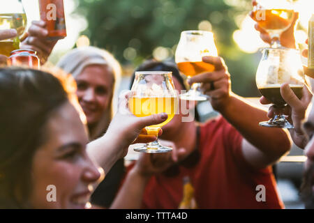 Gerne Freunden Bier Schiebeschalter an der Bar Stockfoto