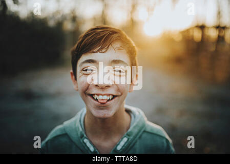 Close-up Portrait von Happy Teenager stehen im Freien bei Sonnenuntergang Stockfoto